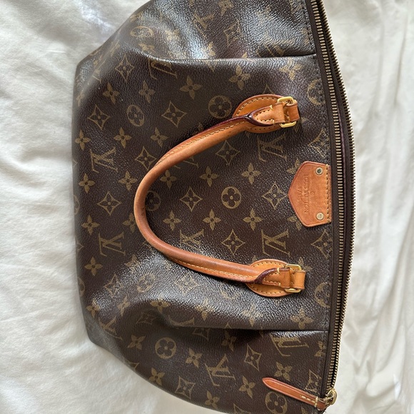 Authentic LV Purse. Barely used and in great condition - Picture 2 of 6